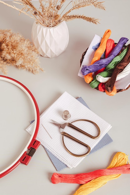 Mesa de trabajo con bastidor y hilos