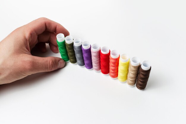 Muestras de bordado con hilos coloridos